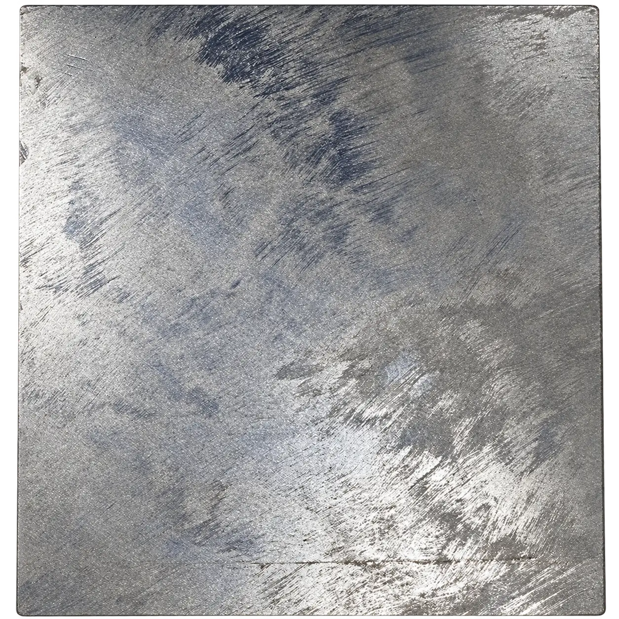 Gros plan sur un échantillon de peinture décorative aux reflets métalliques gris et bleus, avec des traces de pinceau en éventail.